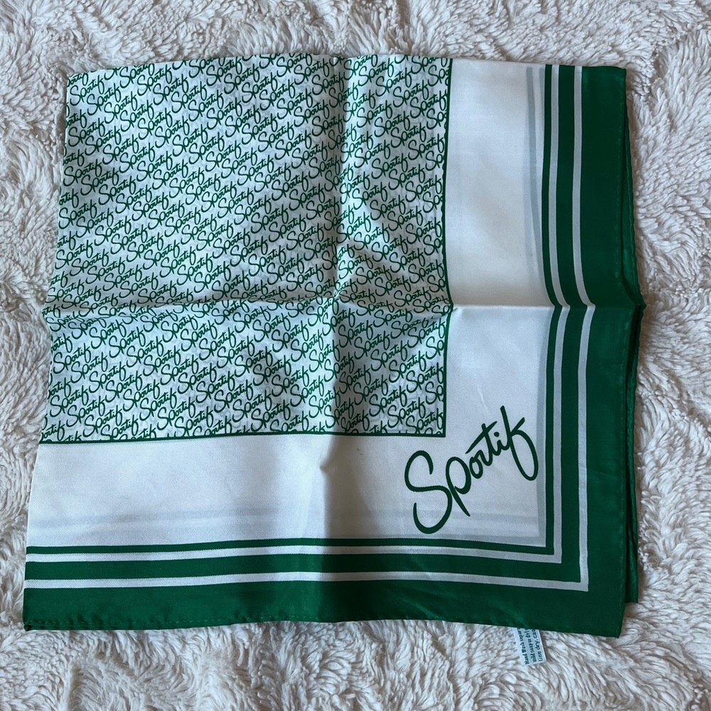 NWOT Spotify Avon  Vintage Square scarf  Size 23”X23”